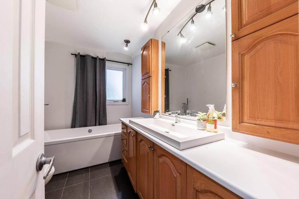 Spacious 4Br House Close To Dt Apartamento Brossard Exterior foto